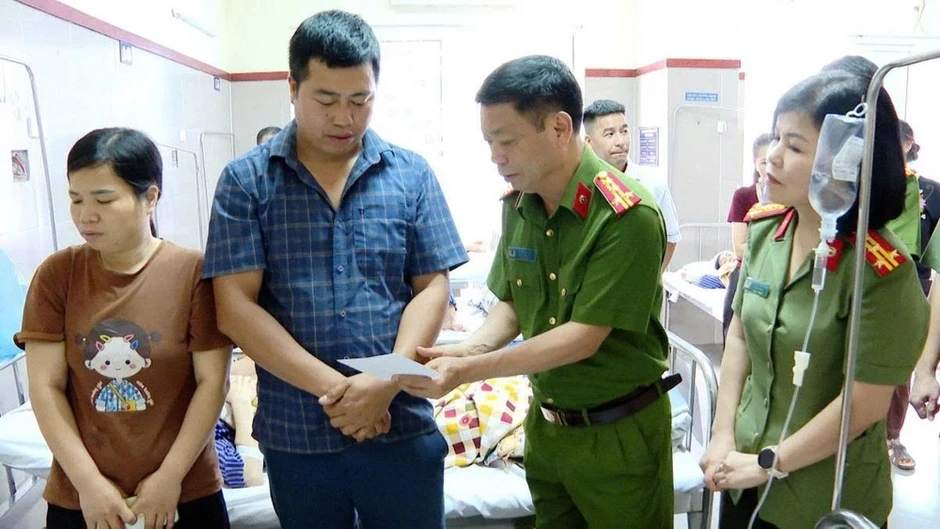 Công an Lạng Sơn cứu thành công cháu bé 5 tuổi bị lạc trong rừng Công an Lạng Sơn cứu thành công cháu bé 5 tuổi bị lạc trong rừng