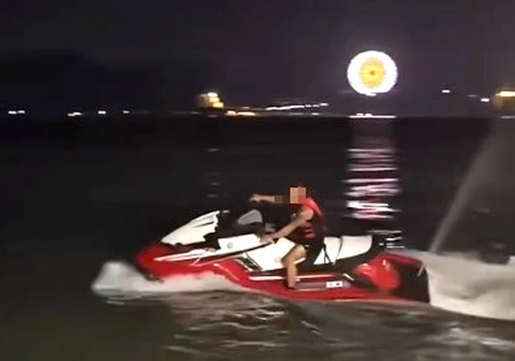 Công an mời làm việc TikToker phóng mô tô nước trên bãi tắm công cộng Nha Trang Công an mời làm việc TikToker phóng mô tô nước trên bãi tắm công cộng Nha Trang