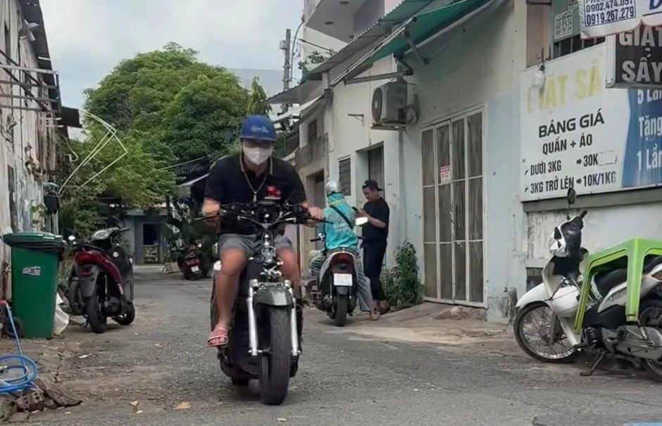 Công an mời người điều khiển xe điện '5 không' ở TPHCM đến làm việc Công an mời người điều khiển xe điện '5 không' ở TPHCM đến làm việc