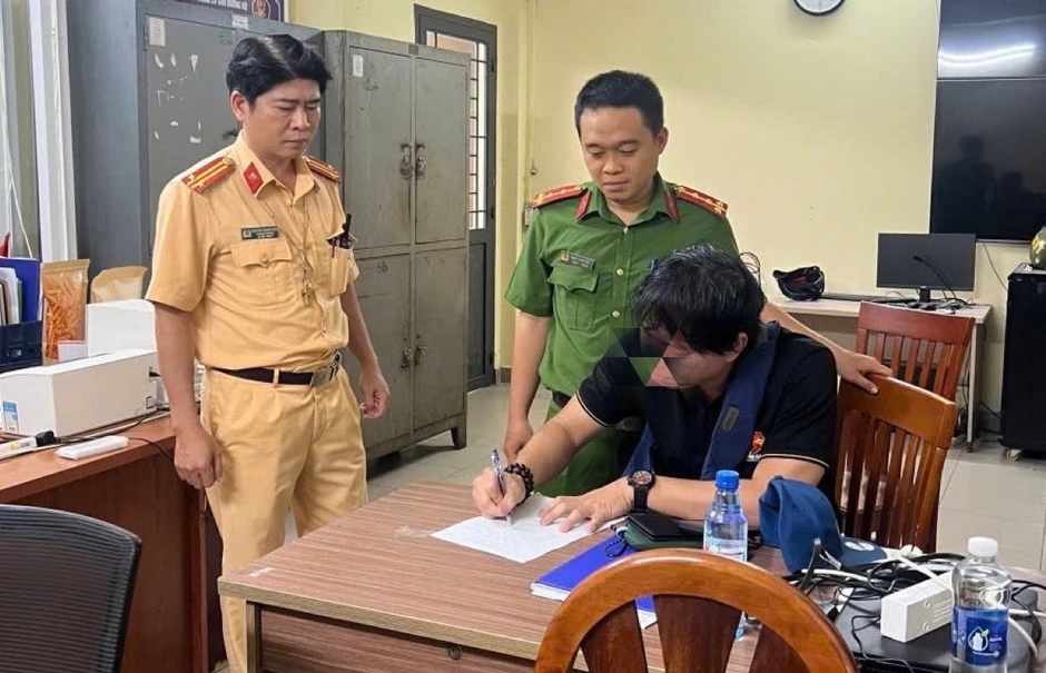Công an mời người điều khiển xe điện '5 không' ở TPHCM đến làm việc Công an mời người điều khiển xe điện '5 không' ở TPHCM đến làm việc