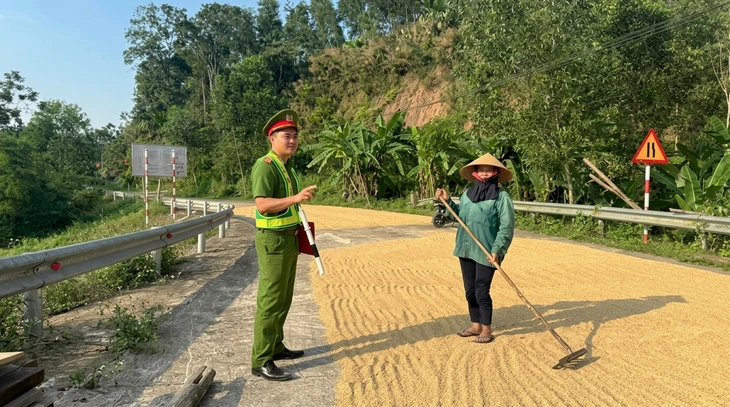 Công an nhắc nhở người dân không phơi lúa lấn chiếm lòng, lề đường Công an nhắc nhở người dân không phơi lúa lấn chiếm lòng, lề đường