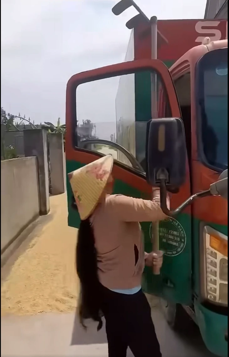 Công an nhắc nhở người dân không phơi lúa lấn chiếm lòng, lề đường Công an nhắc nhở người dân không phơi lúa lấn chiếm lòng, lề đường