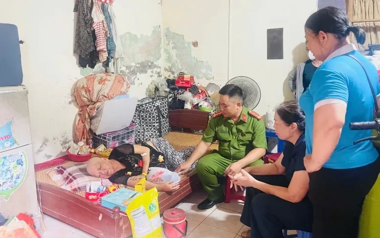 Công an phá cửa cứu cụ bà gặp sự cố nguy hiểm đến tính mạng Công an phá cửa cứu cụ bà gặp sự cố nguy hiểm đến tính mạng