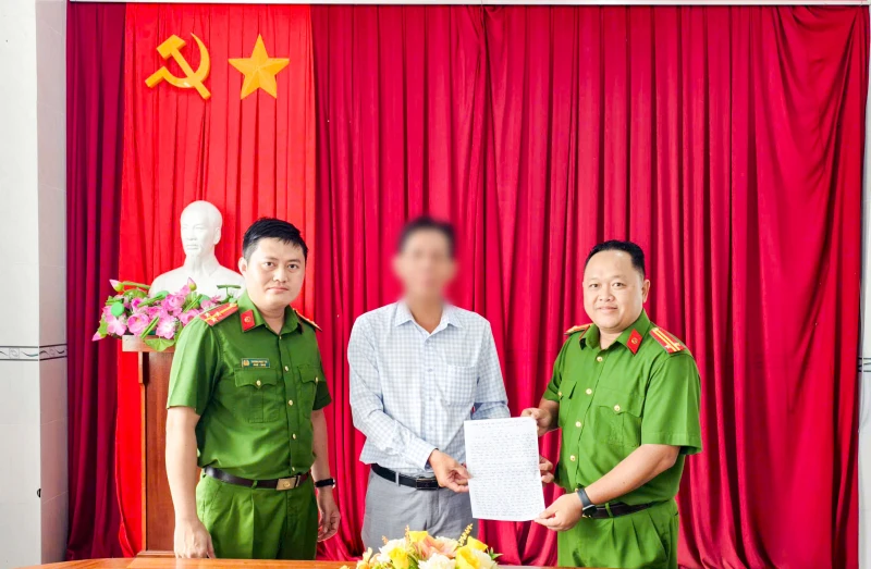 Công an phường hỗ trợ người dân nhận lại gần 1 tỷ đồng chuyển nhầm Công an phường hỗ trợ người dân nhận lại gần 1 tỷ đồng chuyển nhầm