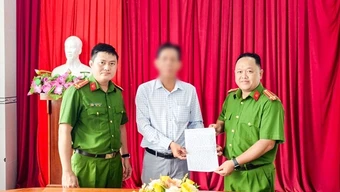 Công an phường hỗ trợ người dân nhận lại gần 1 tỷ đồng chuyển nhầm