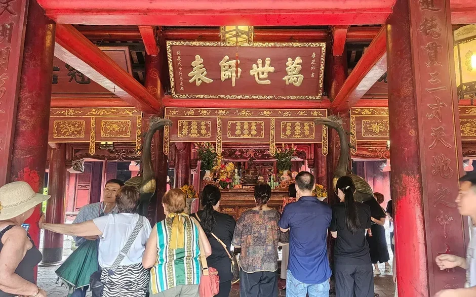 Công an phường Văn Miếu trả lại tài sản, hộ chiếu cho du khách Pháp bị thất lạc