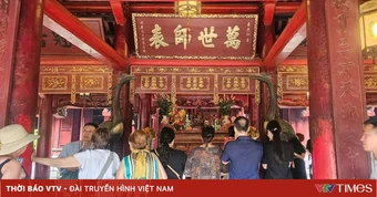 Công an phường Văn Miếu trả lại tài sản, hộ chiếu cho du khách Pháp bị thất lạc