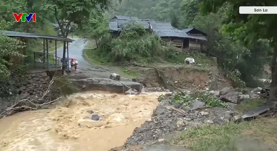 Công an, quân đội, dân quân hỗ trợ nhân dân vùng lũ khắc phục hậu quả thiên tai Công an, quân đội, dân quân hỗ trợ nhân dân vùng lũ khắc phục hậu quả thiên tai