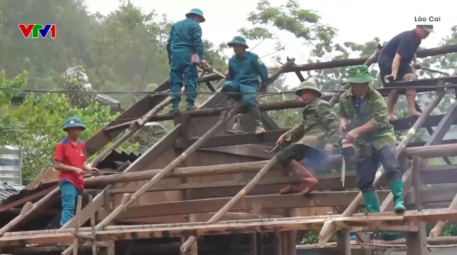Công an, quân đội, dân quân hỗ trợ nhân dân vùng lũ khắc phục hậu quả thiên tai Công an, quân đội, dân quân hỗ trợ nhân dân vùng lũ khắc phục hậu quả thiên tai