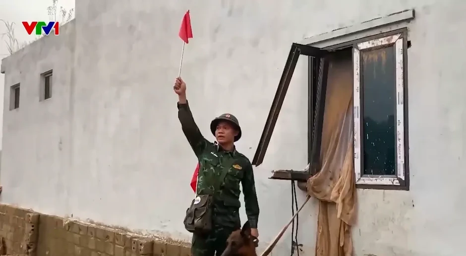 Công an, quân đội, dân quân hỗ trợ nhân dân vùng lũ khắc phục hậu quả thiên tai Công an, quân đội, dân quân hỗ trợ nhân dân vùng lũ khắc phục hậu quả thiên tai