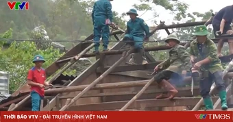 Công an, quân đội, dân quân hỗ trợ nhân dân vùng lũ khắc phục hậu quả thiên tai