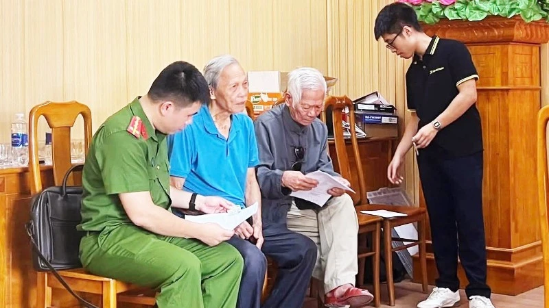 Công an Quảng Trị thu nhận hơn 1.000 mẫu ADN của thân nhân liệt sĩ chưa xác định được danh tính Công an Quảng Trị thu nhận hơn 1.000 mẫu ADN của thân nhân liệt sĩ chưa xác định được danh tính