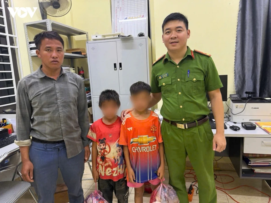 Công an Sơn La hỗ trợ 2 cháu nhỏ đi lạc gần 20km trở về nhà Công an Sơn La hỗ trợ 2 cháu nhỏ đi lạc gần 20km trở về nhà