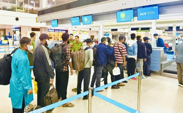 Công an Tây Ninh phát hiện nhiều người nước ngoài lợi dụng visa du lịch để lao động “chui” Công an Tây Ninh phát hiện nhiều người nước ngoài lợi dụng visa du lịch để lao động “chui”