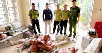 Công an thu giữ 15 phôi cây muội hồng ở bưu điện