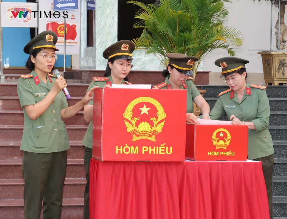 Công an TP Cần Thơ và lực lượng ANTT ở cơ sở nô nức bầu cử sớm Công an TP Cần Thơ và lực lượng ANTT ở cơ sở nô nức bầu cử sớm