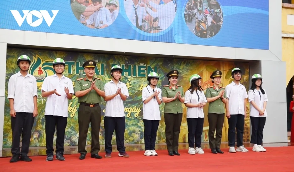 Công an TP Hải Phòng đẩy mạnh tuyên truyền về an toàn giao thông cho học sinh Công an TP Hải Phòng đẩy mạnh tuyên truyền về an toàn giao thông cho học sinh
