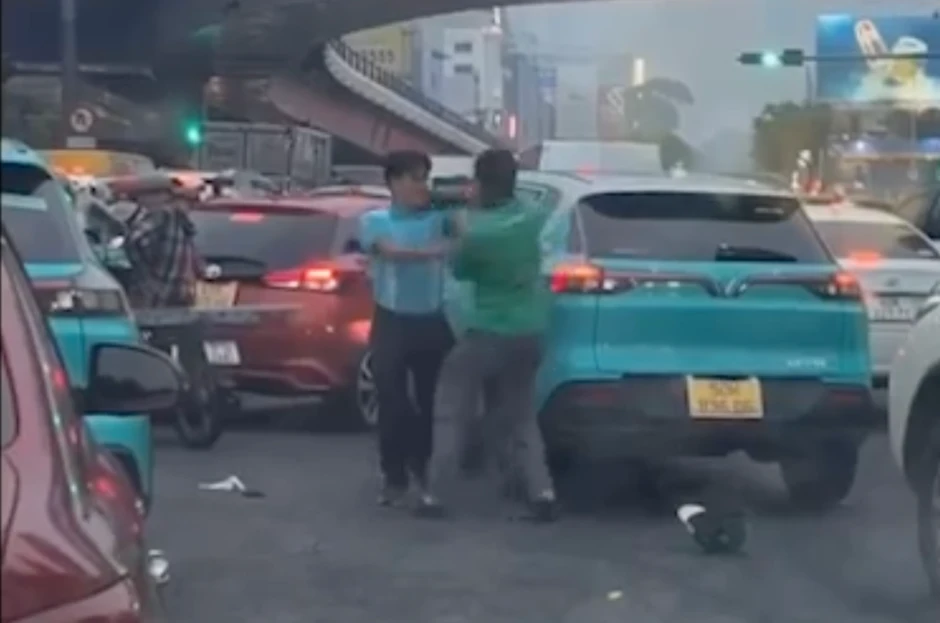 Công an TPHCM nói gì về tình trạng lao vào đánh nhau sau va chạm giao thông? Công an TPHCM nói gì về tình trạng lao vào đánh nhau sau va chạm giao thông?