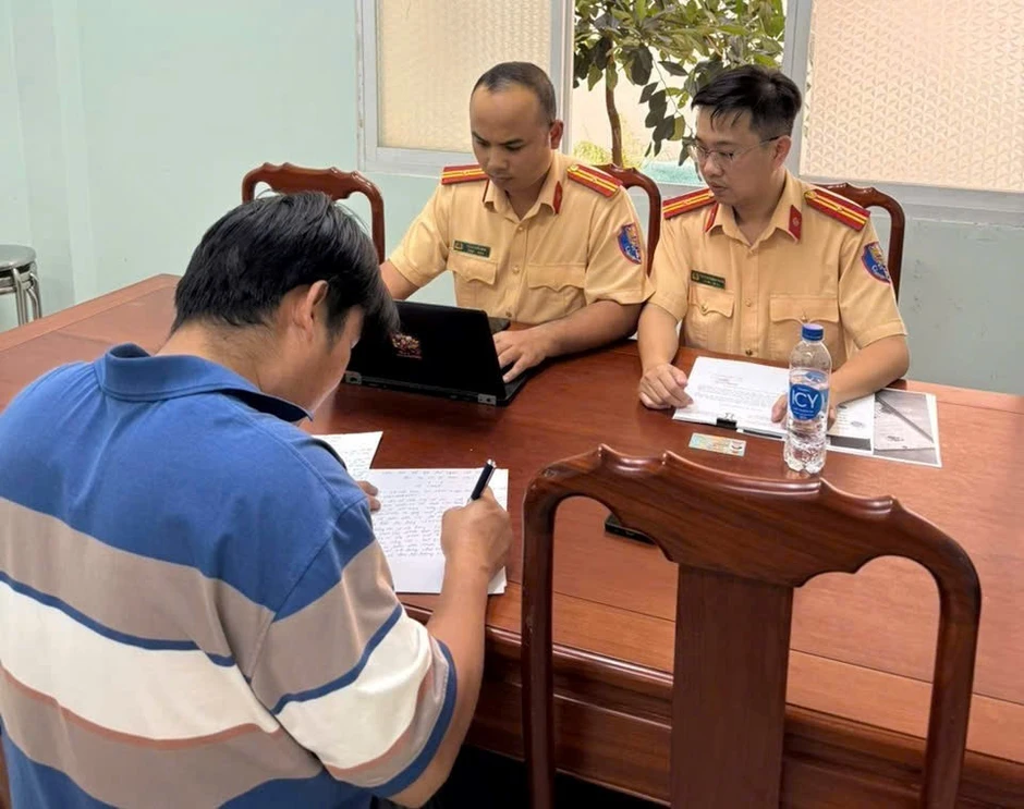 Công an TPHCM xử lý nhiều vụ đăng tải thông tin sai về CSGT trên mạng xã hội Công an TPHCM xử lý nhiều vụ đăng tải thông tin sai về CSGT trên mạng xã hội