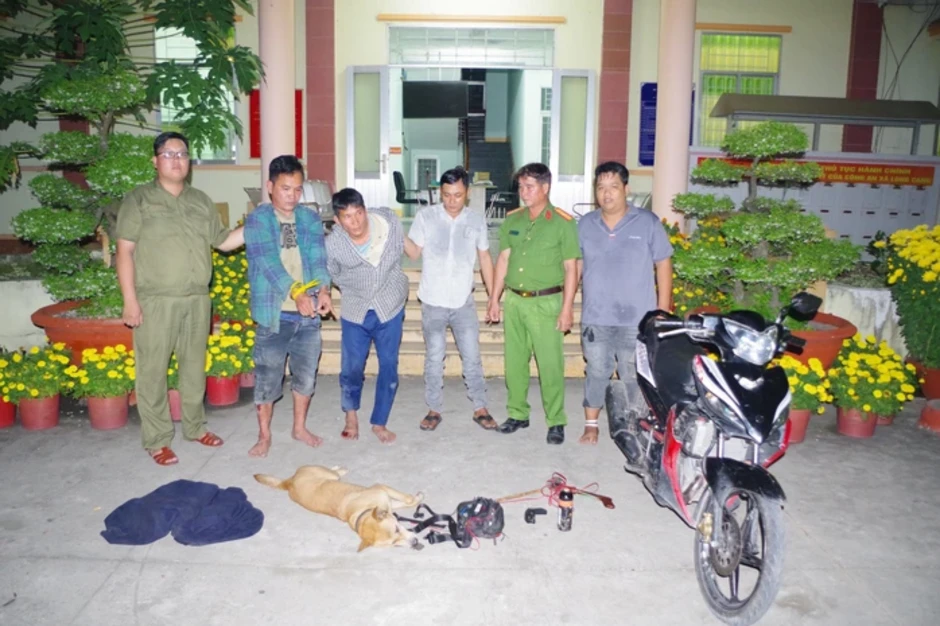 Công an truy đuổi, chặn lối thoát để bắt 2 kẻ trộm chó manh động Công an truy đuổi, chặn lối thoát để bắt 2 kẻ trộm chó manh động