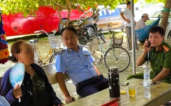 Công an vào cuộc 2 người phụ nữ chặn xe, thu tiền ô tô chở khách du lịch ở Sầm Sơn Công an vào cuộc 2 người phụ nữ chặn xe, thu tiền ô tô chở khách du lịch ở Sầm Sơn