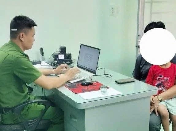 Công an vào cuộc vụ cha đánh con bằng dép gây phẫn nộ Công an vào cuộc vụ cha đánh con bằng dép gây phẫn nộ