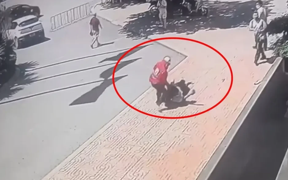 Công an vào cuộc vụ cô gái tố bị shipper túm tóc, kéo lê giữa sảnh tòa nhà ở Hà Nội Công an vào cuộc vụ cô gái tố bị shipper túm tóc, kéo lê giữa sảnh tòa nhà ở Hà Nội