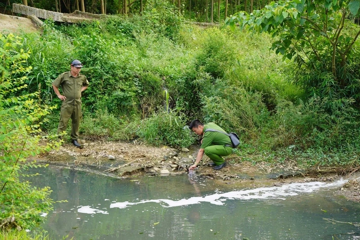 Công an vào cuộc vụ nước giếng đổi sang màu tím ở Thanh Hóa Công an vào cuộc vụ nước giếng đổi sang màu tím ở Thanh Hóa