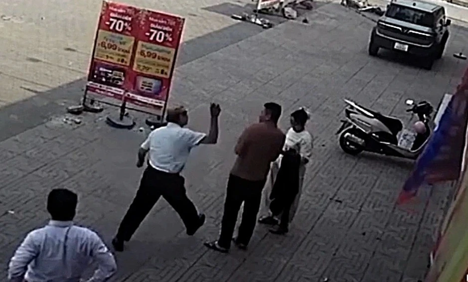 Công an vào cuộc vụ tài xế taxi dùng gạch tấn công hành khách ở Nghệ An Công an vào cuộc vụ tài xế taxi dùng gạch tấn công hành khách ở Nghệ An