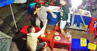 Công an vào cuộc vụ thanh niên đánh cụ bà trong quán ăn khuya ở Gia Lai