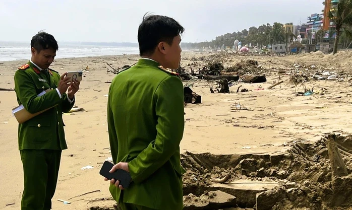 Công an vào cuộc xử lý vụ xe công nông chở rác đổ ra bãi biển nổi tiếng ở Thanh Hóa Công an vào cuộc xử lý vụ xe công nông chở rác đổ ra bãi biển nổi tiếng ở Thanh Hóa