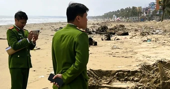 Công an vào cuộc xử lý vụ xe công nông chở rác đổ ra bãi biển nổi tiếng ở Thanh Hóa