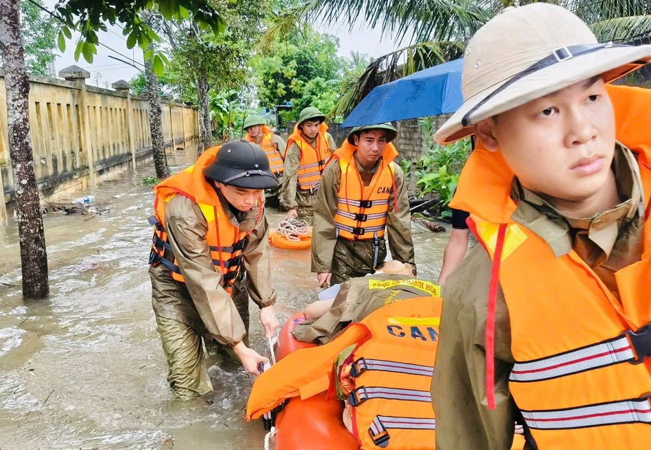 Công an vượt điểm sạt lở, đưa người bệnh, sản phụ đi cấp cứu Công an vượt điểm sạt lở, đưa người bệnh, sản phụ đi cấp cứu