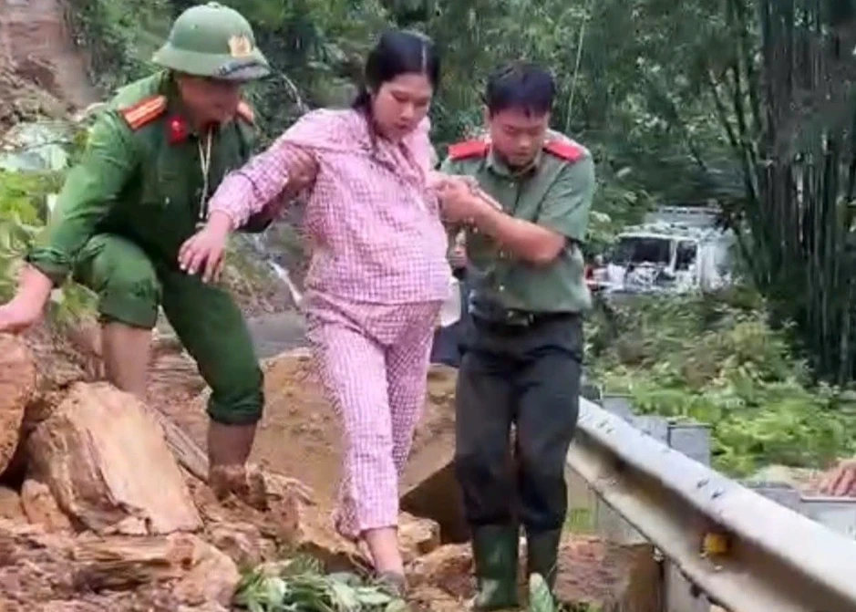 Công an vượt điểm sạt lở, đưa người bệnh, sản phụ đi cấp cứu Công an vượt điểm sạt lở, đưa người bệnh, sản phụ đi cấp cứu