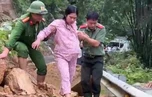 Công an vượt điểm sạt lở, đưa người bệnh, sản phụ đi cấp cứu