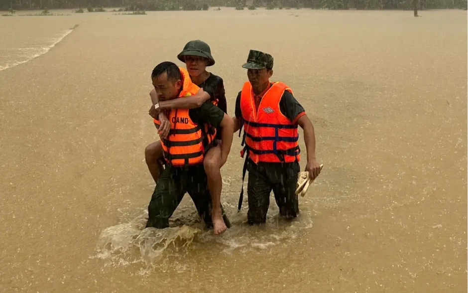 Công an xã cứu người dân khỏi khu vực bị cô lập do mưa lũ ở Cao Bằng Công an xã cứu người dân khỏi khu vực bị cô lập do mưa lũ ở Cao Bằng