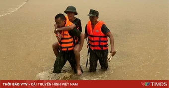 Công an xã cứu người dân khỏi khu vực bị cô lập do mưa lũ ở Cao Bằng
