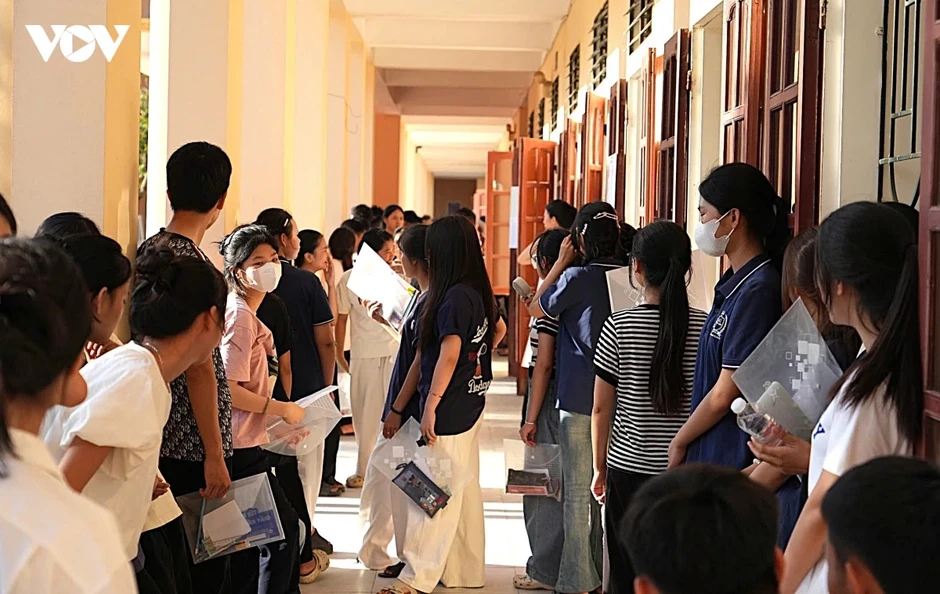 Công an xã dùng ô tô chở thí sinh ngủ quên tới điểm thi vào lớp 10 ở Nghệ An