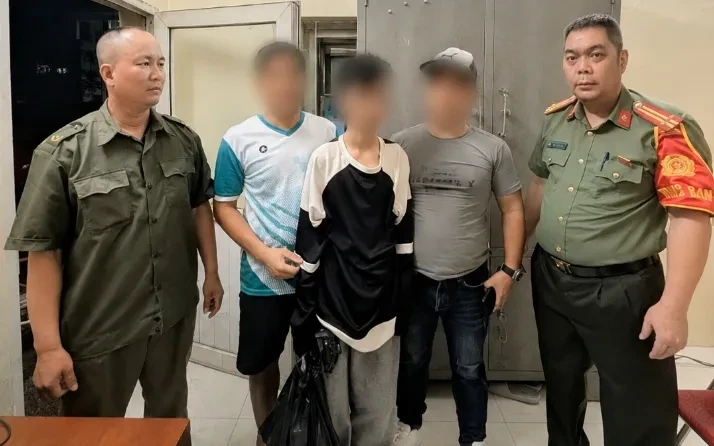 Công an xã giúp bé trai đi lạc trong đêm mưa đoàn tụ với gia đình Công an xã giúp bé trai đi lạc trong đêm mưa đoàn tụ với gia đình
