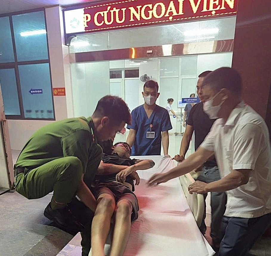 Công an xã ở Hà Tĩnh cứu người gặp nạn nguy kịch giữa đêm khuya Công an xã ở Hà Tĩnh cứu người gặp nạn nguy kịch giữa đêm khuya