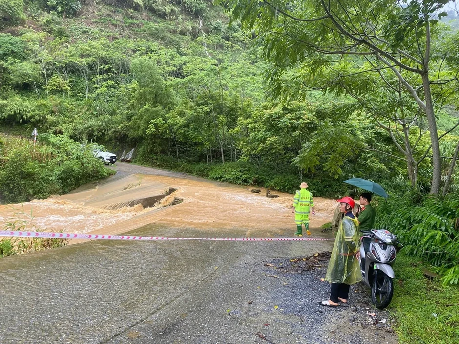 Công an xã ở Lào Cai xuyên đêm hỗ trợ người dân di dời tài sản, khắc phục hậu quả mưa lớn Công an xã ở Lào Cai xuyên đêm hỗ trợ người dân di dời tài sản, khắc phục hậu quả mưa lớn