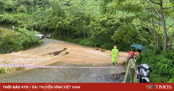 Công an xã ở Lào Cai xuyên đêm hỗ trợ người dân di dời tài sản, khắc phục hậu quả mưa lớn