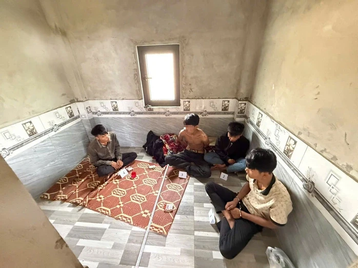 Công an xã ở Quảng Trị bắt quả tang nhiều đối tượng tàng trữ, tổ chức sử dụng ma tuý Công an xã ở Quảng Trị bắt quả tang nhiều đối tượng tàng trữ, tổ chức sử dụng ma tuý