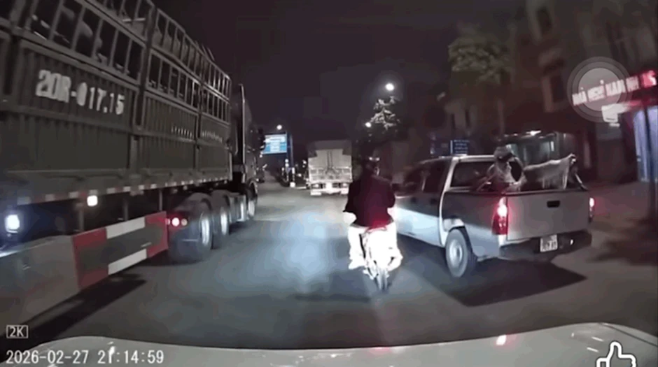 Công an xác minh clip ô tô bán tải nghi cố tình "tạt đầu" chèn ngã người đi xe máy chở trẻ em Công an xác minh clip ô tô bán tải nghi cố tình "tạt đầu" chèn ngã người đi xe máy chở trẻ em