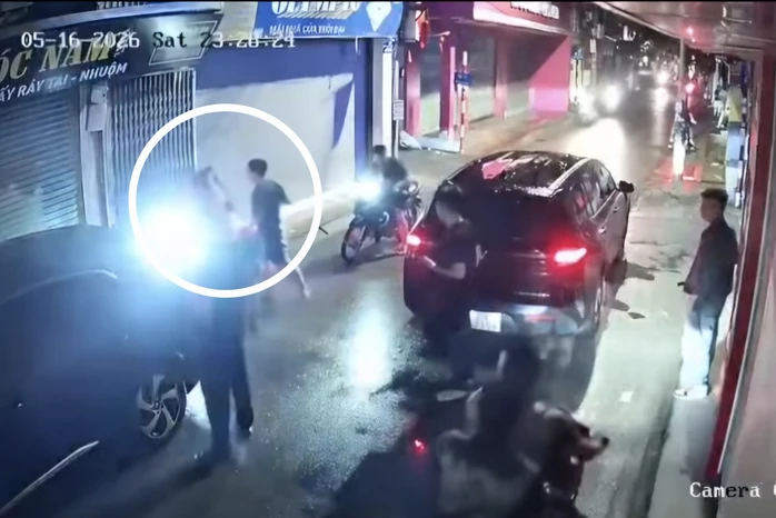 Công an xác minh vụ 2 cô gái trẻ bị đuổi đánh giữa đêm Công an xác minh vụ 2 cô gái trẻ bị đuổi đánh giữa đêm
