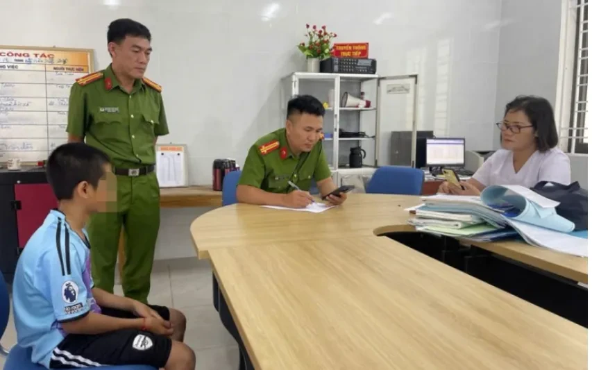 Công an xác minh vụ bé trai nghi bị bố và mẹ kế bạo hành Công an xác minh vụ bé trai nghi bị bố và mẹ kế bạo hành