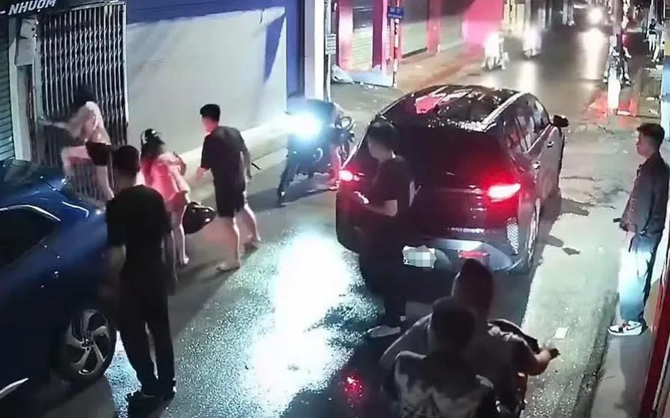 Công an xác minh vụ hai cô gái bị đuổi đánh giữa đêm ở Hà Nội Công an xác minh vụ hai cô gái bị đuổi đánh giữa đêm ở Hà Nội