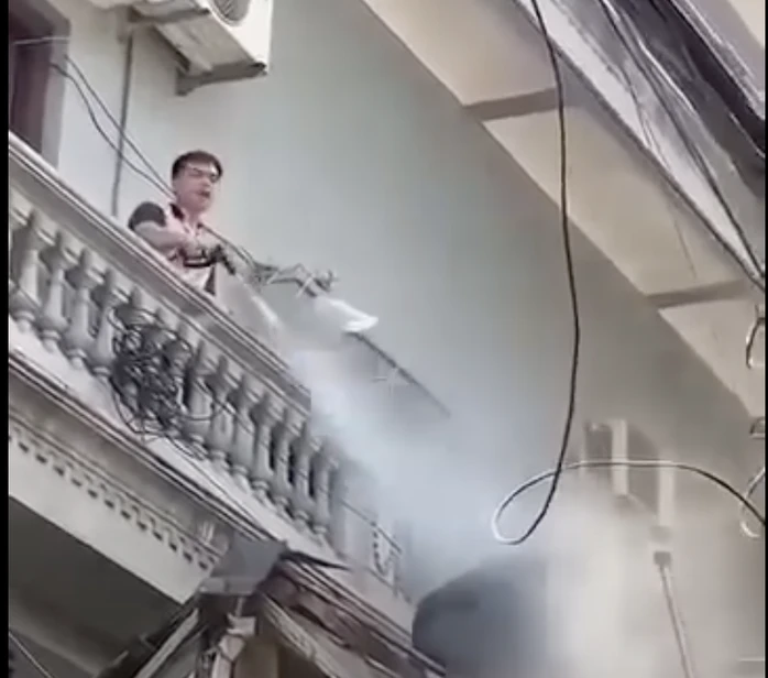 Công an xác minh vụ người đàn ông xịt nước vào thợ đang làm việc trên cao Công an xác minh vụ người đàn ông xịt nước vào thợ đang làm việc trên cao