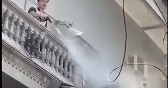 Công an xác minh vụ người đàn ông xịt nước vào thợ đang làm việc trên cao