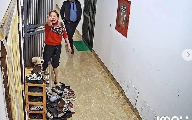 Công an xác minh vụ người phụ nữ trông con nhỏ bị hành hung tại Hà Nội Công an xác minh vụ người phụ nữ trông con nhỏ bị hành hung tại Hà Nội